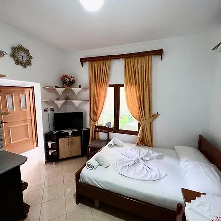 Vila Petriti Ksamil